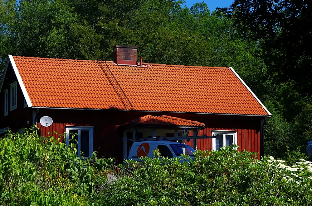 Takvård av tegeltak i Ljungby – firmabil på plats vid ett rengjort tak